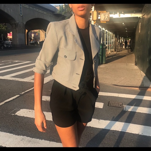 Cute cropped blazer. Perfect for the summer time to pack on a chillier night - Picture 3 of 3